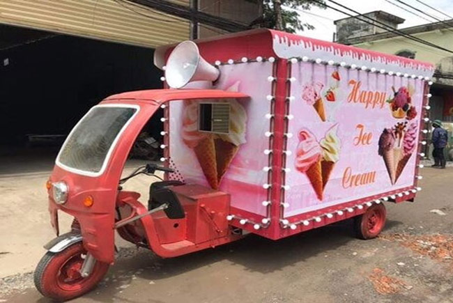 Xe máy bán kem màu hồng 