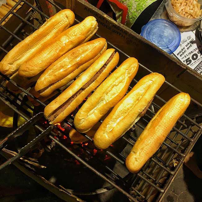 Bánh mì pate Cột Đèn 