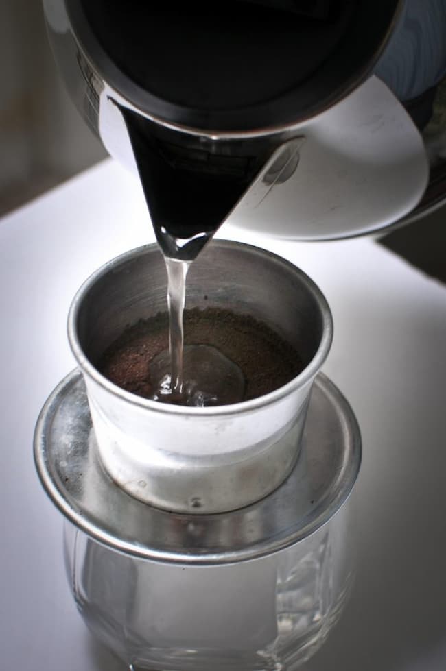 Rót nước chậm để bột cà phê ngấm đều