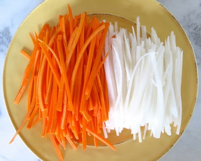 Ngâm cà rốt, củ cải trắng đã thái sợi vào nước giấm