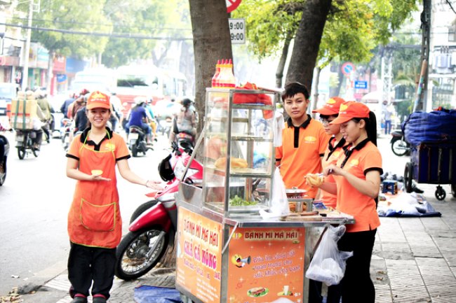 Bán bánh mì dạo: Bí quyết kinh doanh vốn nhỏ, lợi nhuận đều đặn