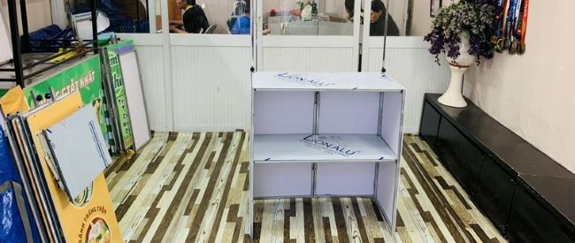 Mặt sau có ngăn chứa đồ