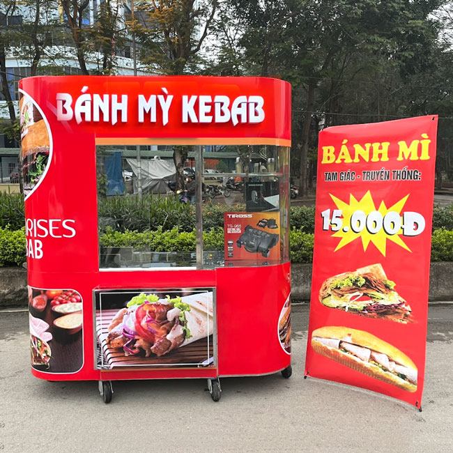 Đặt standee cạnh tủ bánh mì